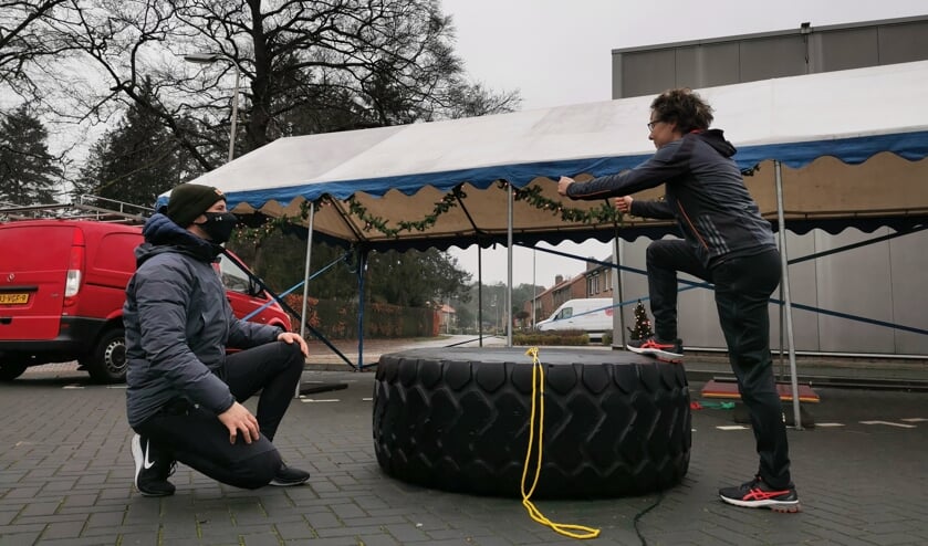<p>Een pittige training onder begeleiding van Floris Dinkelman op de parkeerplaats bij FloFit in Barchem.</p>
