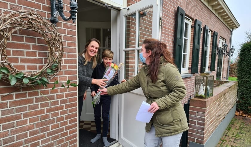 <p>Het team van de school ging bij ouders en kinderen langs met een verrassing. Foto: PR</p>