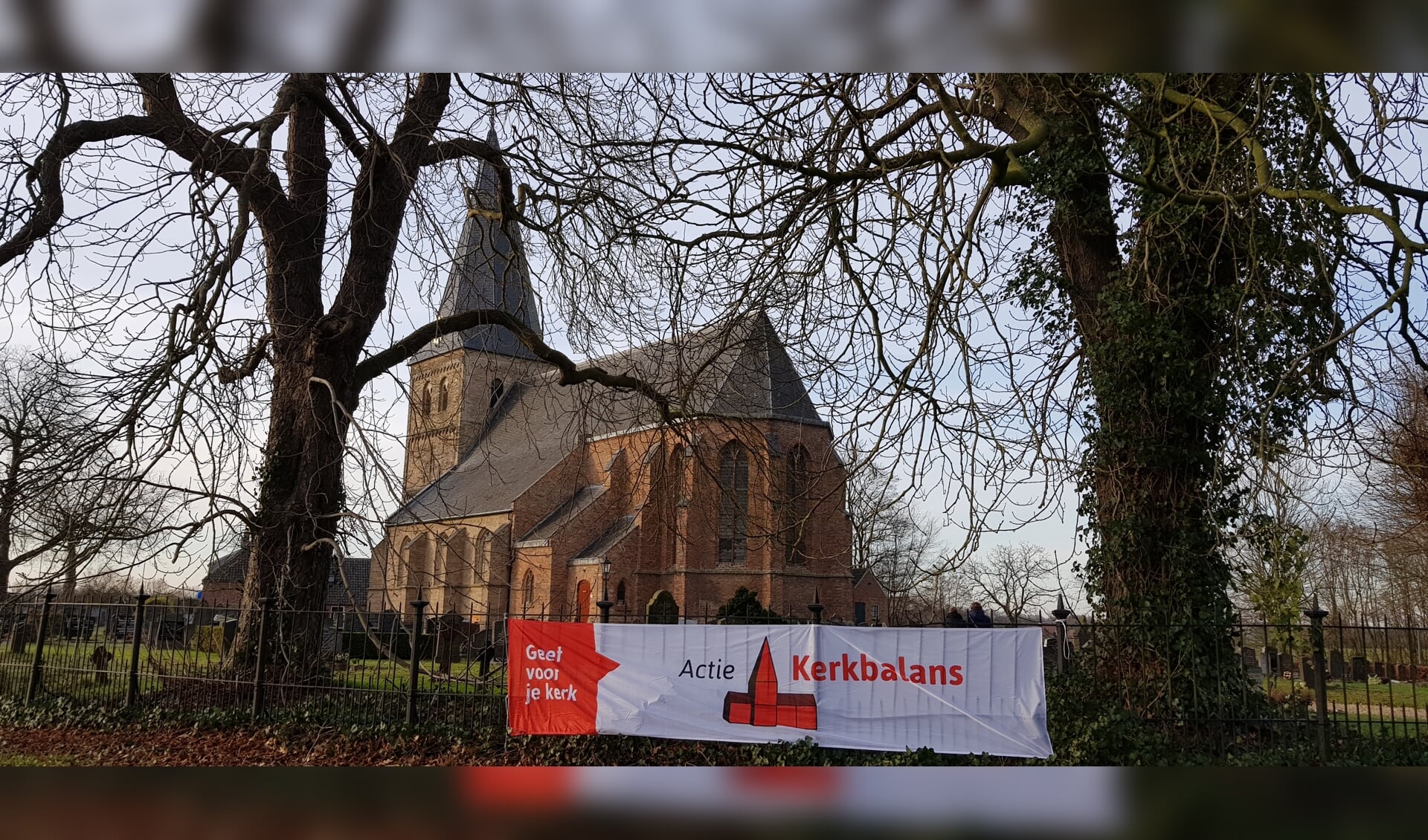 De St.Joriskerk in Drempt met de actie banner