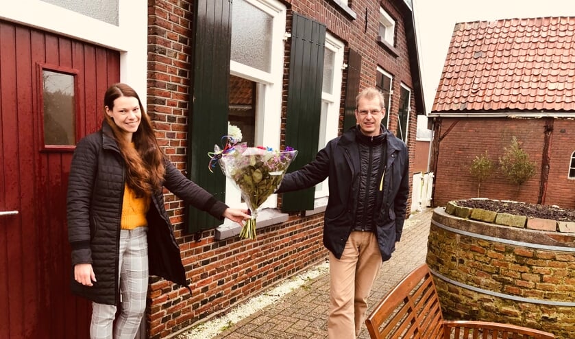 Marloes werd verrast met een bloemetje. Foto: PR