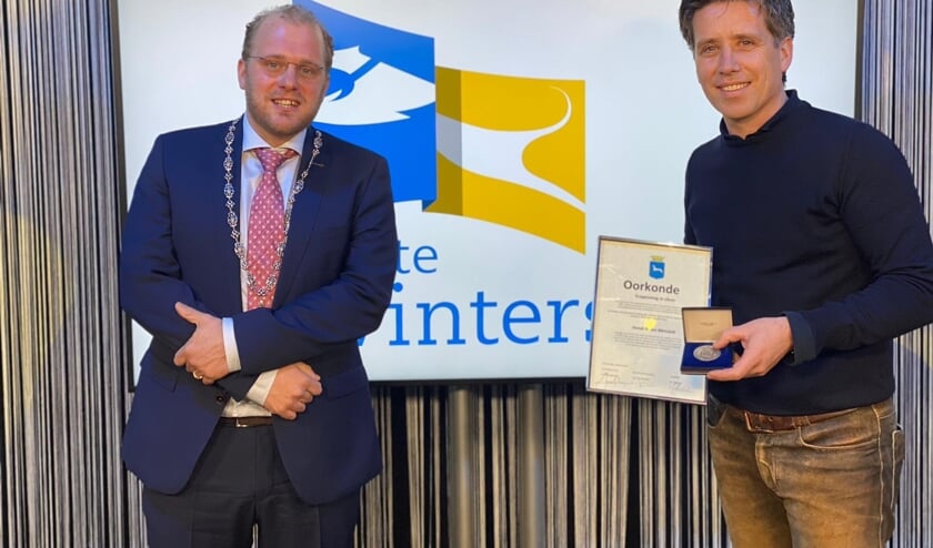 <p>Hendrik-Jan Mensink ontvangt de erepenning van de gemeente. Foto: PR Gemeente Winterswijk</p>
