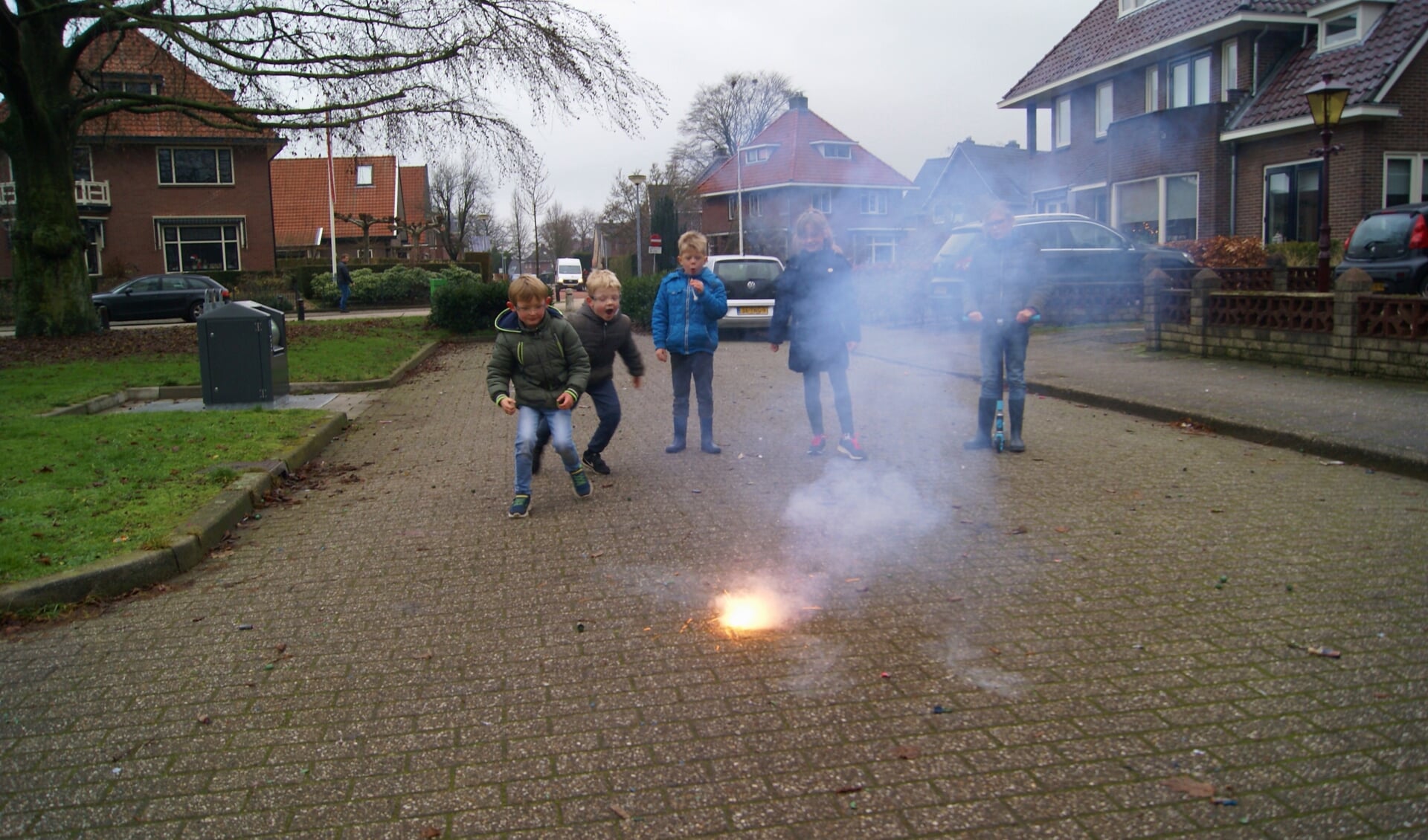 Kinderen steken vuurwerk af, spannend! Foto: Eva Schipper