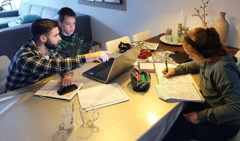 Graafschap College-student Mitchel van Reij geeft les bij Koen en Irin thuis. Foto: PR