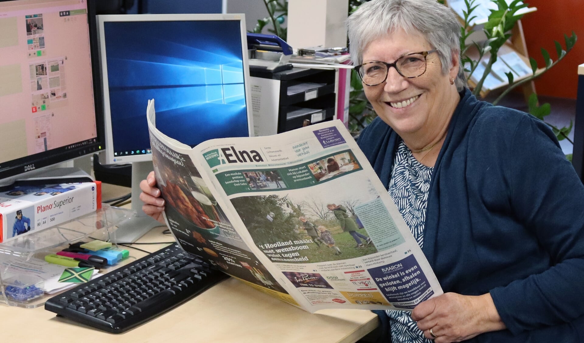 Betsie Weikamp op haar vertrouwde werkplek bij Achterhoek Nieuws in Lichtenvoorde met haar vertrouwde krant. Foto: Gerwin Nijkamp