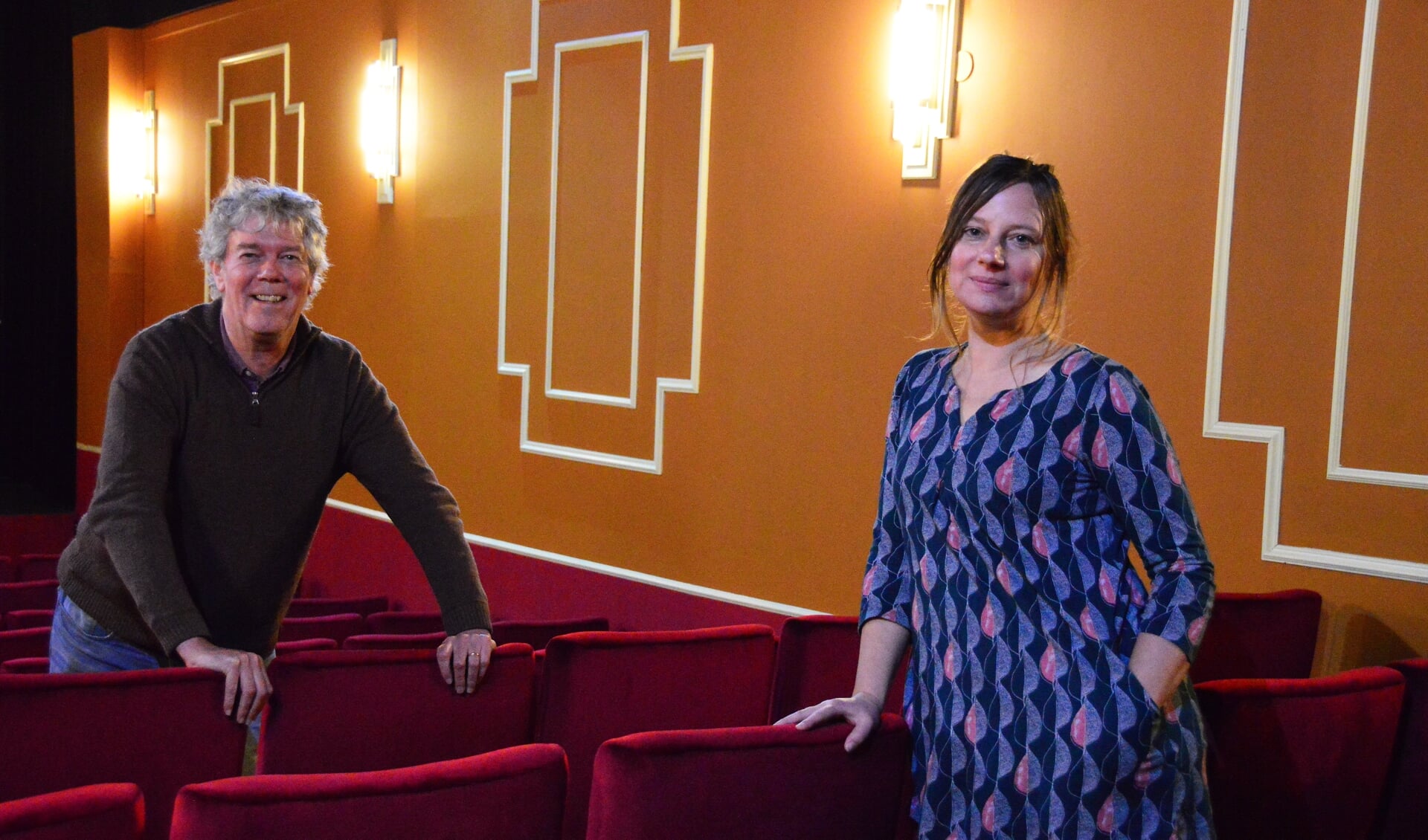 Hans Heesen en Helmie Stil verheugen zich op het Poëzie Filmfestival dat op zaterdag 6 november plaatsvindt in Filmhuis Luxor in Zutphen. Foto: Alize Hillebrink