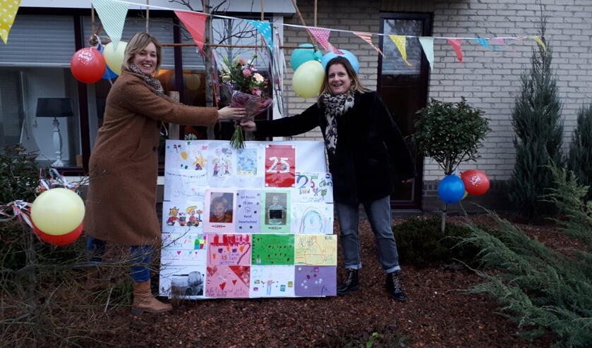 <p>Nicôle te Plate (l) krijgt van Mardine van der Spoel een mooi boeket bloemen. Foto: PR</p>
