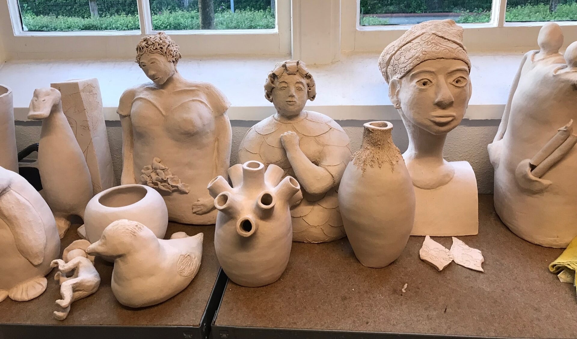 Een aantal werken van cursisten aan de keramieklessen. Foto: KVT