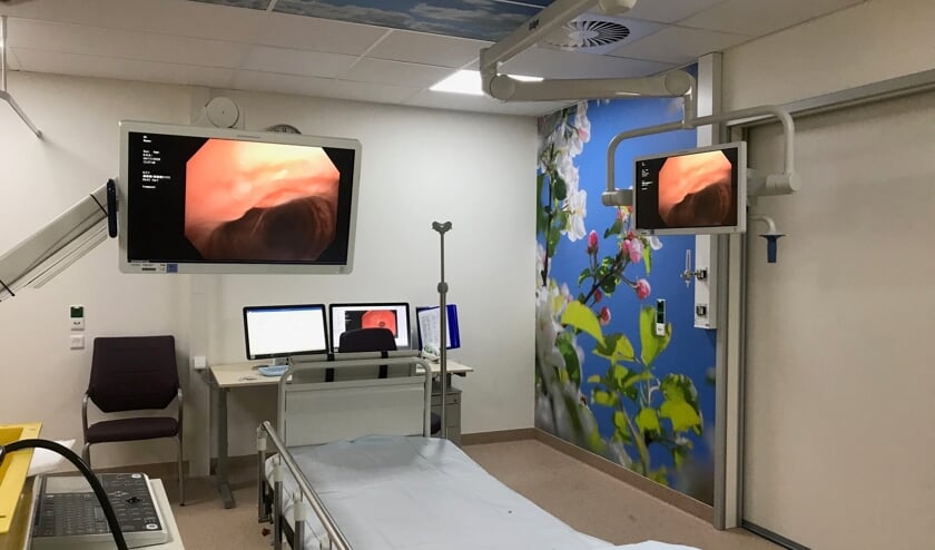 De moderne behandelkamers zijn ingericht volgens de laatste richtlijnen. Daarnaast is er aandacht voor een prettige sfeer met een bloemenafbeelding op de muur en wolken op het plafond. Foto: PR
