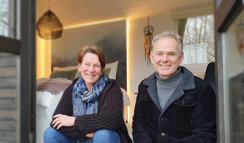 <p>Carolien Beijer en Leo Teunissen bij hun Tiny House on wheels Into the Dream waarin, vanaf de gereedkoming half december, al veel gasten een fijn verblijf hebben ervaren. Foto: Alice Rouwhorst</p>
