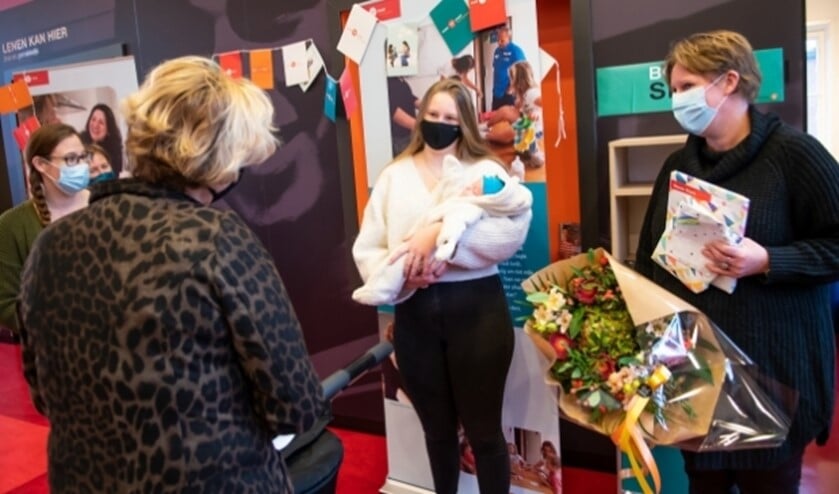 Het vijftigduizendste gezin dat opvoedsteun krijgt van Home-Start, is op 2 december in de bloemen gezet en verrast met een cadeau. (foto: Home-Start / Anjo de Haan)