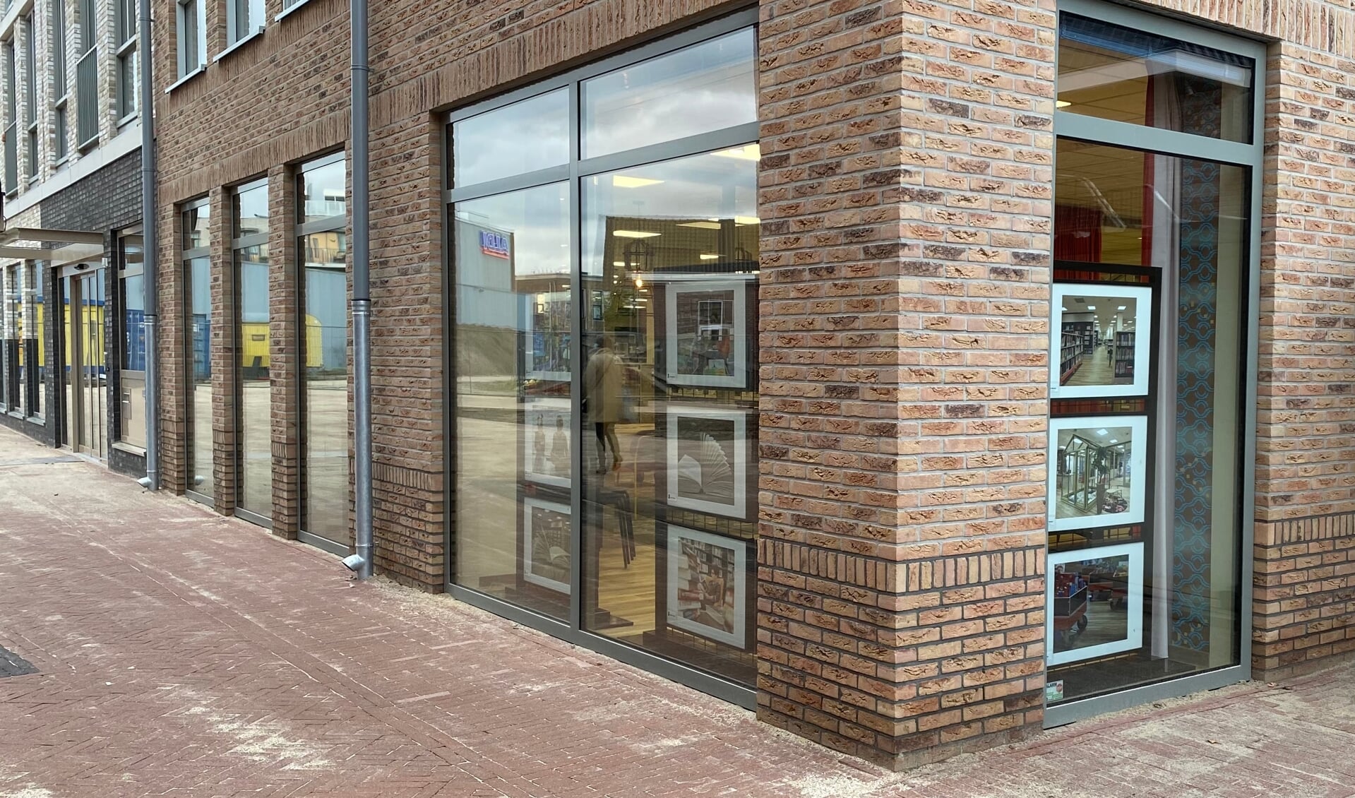 De grote ramen op de hoek met de Markt lenen zich uitstekend voor presentatie van je vereniging of instelling. Zoals hier door het Foto Collectief Lichtenvoorde. Foto: Bibliotheek Lichtenvoorde