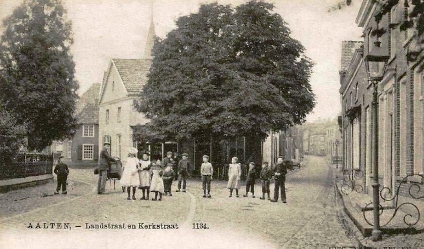 <p>Kinderschare voor het pand Rathmer in Aalten. Collectie: Leo van der Linde</p>