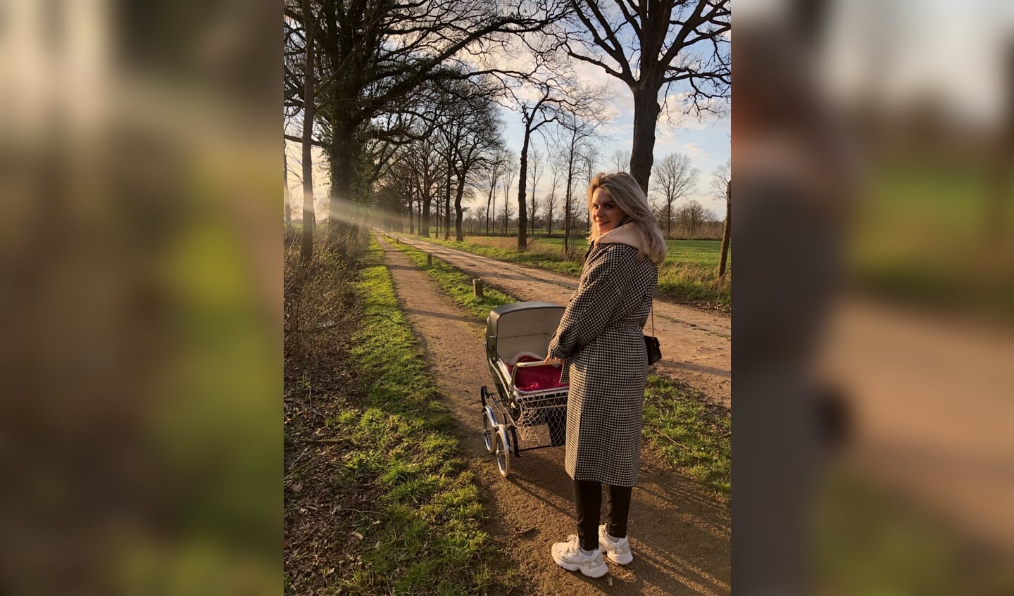 Hanneke van der Werf aan de wandel met haar dochtertje in het buitengebied van Rekken.