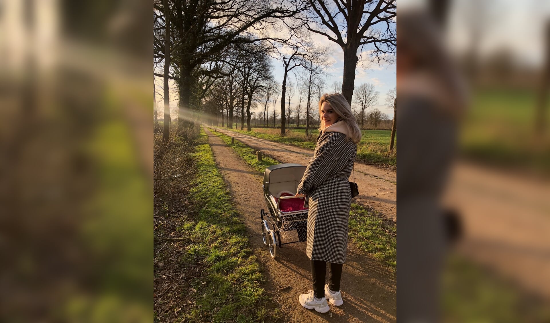 Hanneke van der Werf aan de wandel met haar dochtertje in het buitengebied van Rekken.