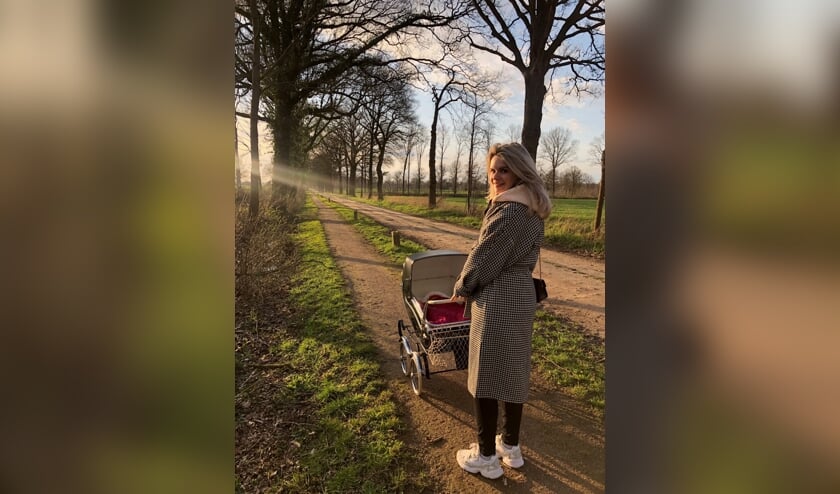 <p>Hanneke van der Werf aan de wandel met haar dochtertje in het buitengebied van Rekken.</p>