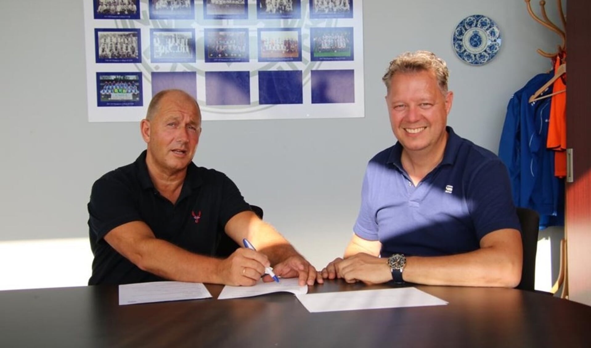 Hoofdtrainer Wilco Klop (l) en voorzitter van Be Quick Jeroen Bloemenkamp in juni 2020 toen Klop een 1-jarig contract tekende, die nu wordt verlengd met 2 jaar. Foto: Chris Vosmeijer