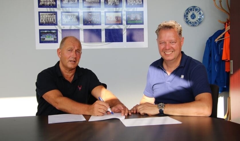 <p>Hoofdtrainer Wilco Klop (l) en voorzitter van Be Quick Jeroen Bloemenkamp in juni 2020 toen Klop een 1-jarig contract tekende, die nu wordt verlengd met 2 jaar. Foto: Chris Vosmeijer</p>