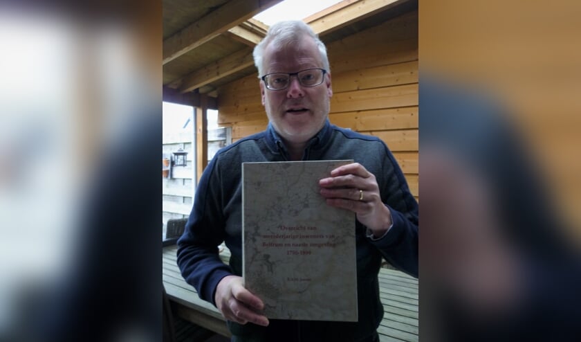 Ronald Jansen met het naslagwerk in zijn handen.