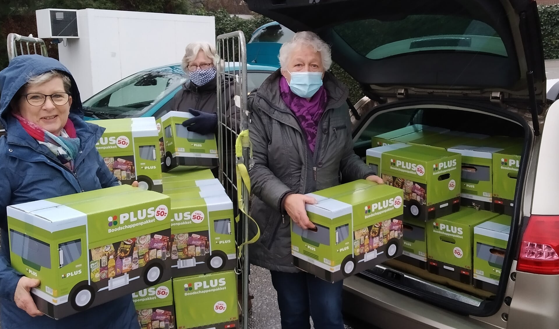 Met volgeladen auto’s bezorgden vrijwilligers meer dan 150 dozen met levensmiddelen bij dorpsgenoten. Foto: PR