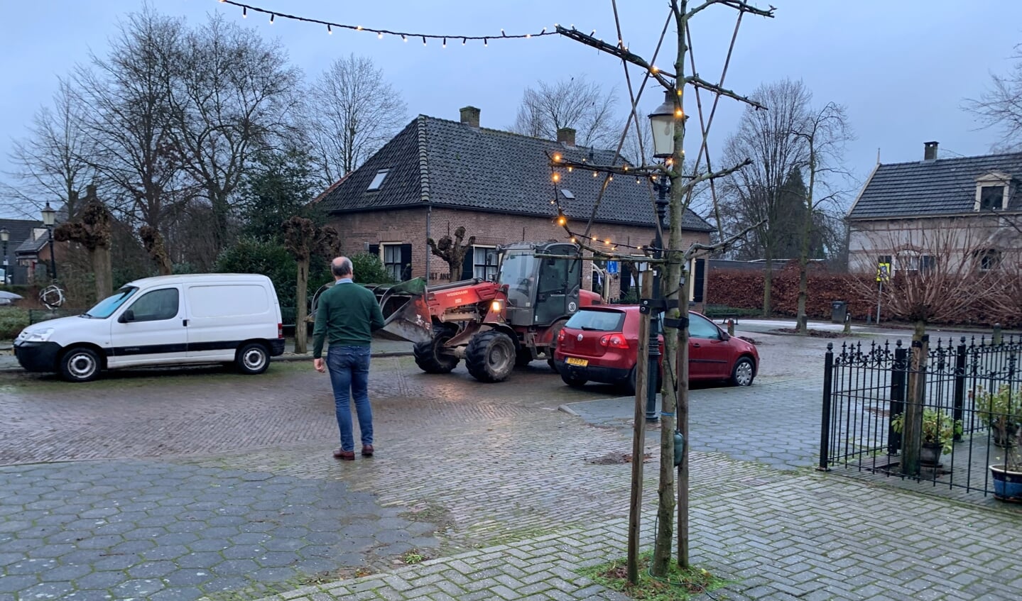 Dierenarts Arjan den Hertog heeft het druk tijdens de drive-through voor de dierenartsenpraktijk in Steenderen. Foto: Maike van der Geest