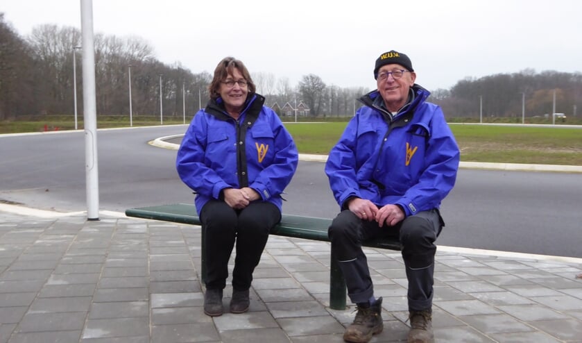 Joyce Mees en Auke Spijkstra voor de nieuwe asfaltbaan. Foto: Rob Weeber