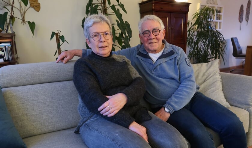 Frits en Trees de Jong in hun woning in Borculo. Foto: Theo Huijskes
