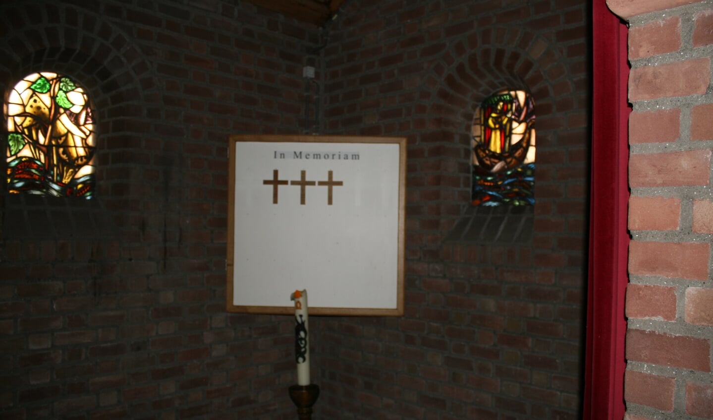 In Memoriam-kruisjes blijven in Sint Padua-kapel hangen. Foto: Dinès Quist
