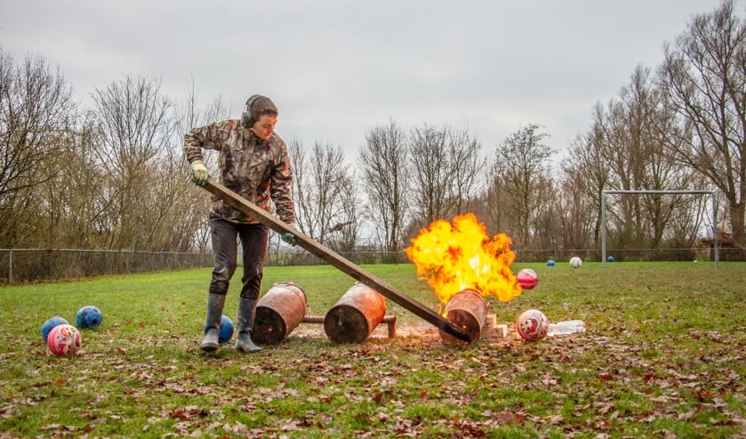 <p>In Toldijk zorgt Timon voor carbidspektakel. Foto: Liesbeth Spaansen</p>