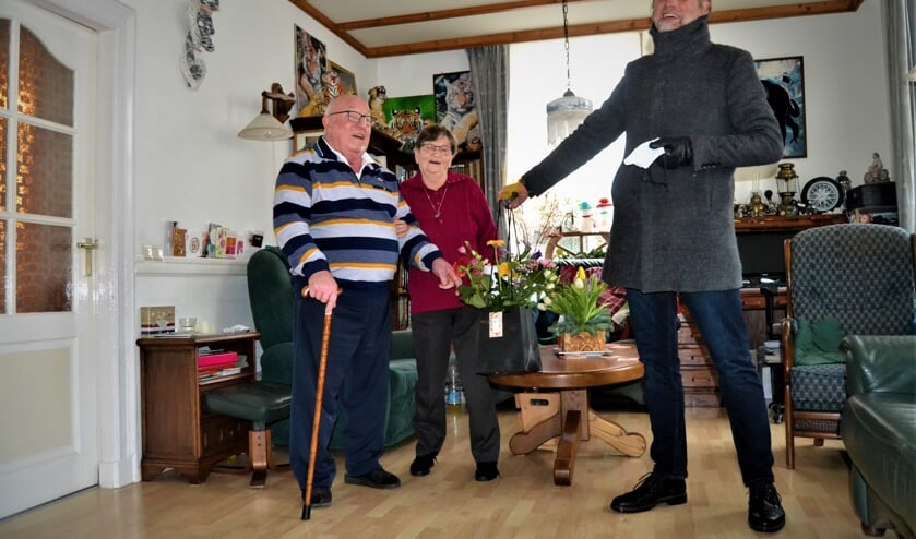 <p>'Diamanten' paar Willem en Dinie krijgt cadeau van burgemeester. Foto: Karin Stronks</p>