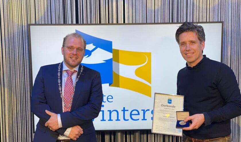 <p>Hendrik-Jan Mensink ontvangt de erepenning van de gemeente. Foto: PR Gemeente Winterswijk</p>