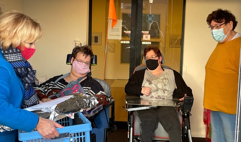 <p>Anneke Oosting overhandigt de baksels aan Marloes, Christa en Erna van Anke Marjolein in Lochem. Foto: PR</p>