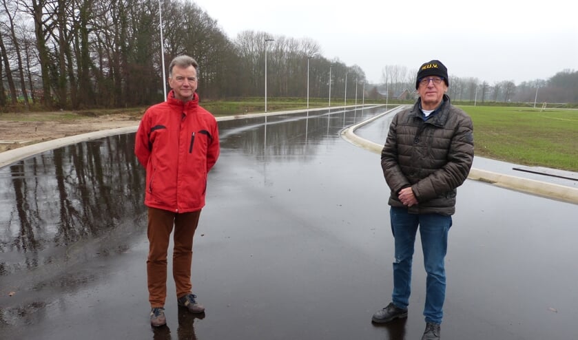 Hendrik van Prooije en Auke Spijkstra van de Winterswijkse IJsvereniging. Foto: Bernhard Harfsterkamp