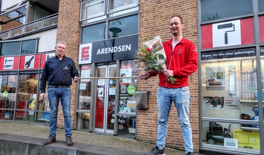 <p>Richard Arendsen (links) stelt de nieuwe eigenaar van Arendsen Niels Derksen voor. Foto: Luuk Stam</p>