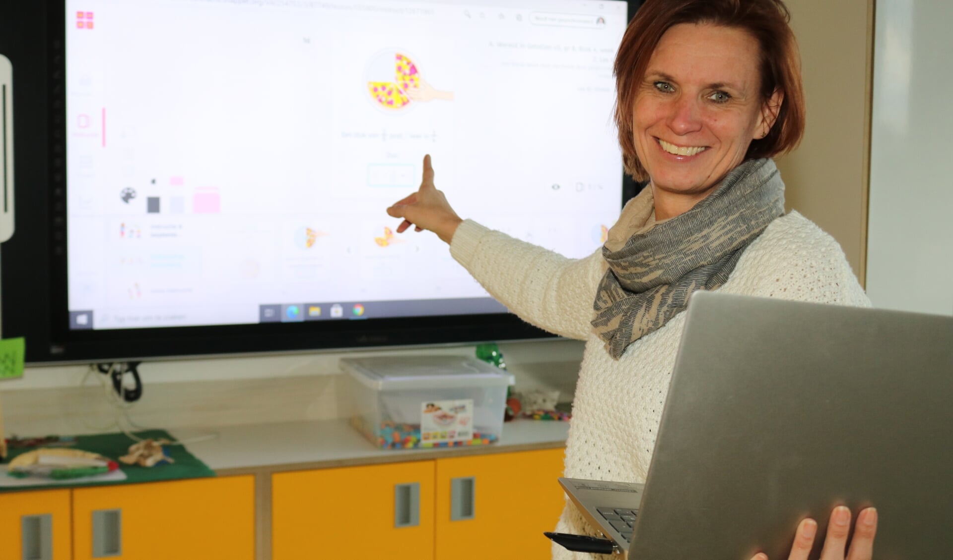 Juf Esther van de Berg geeft liever les met het digitalebord les dan via de laptop. Foto: Arjen Dieperink