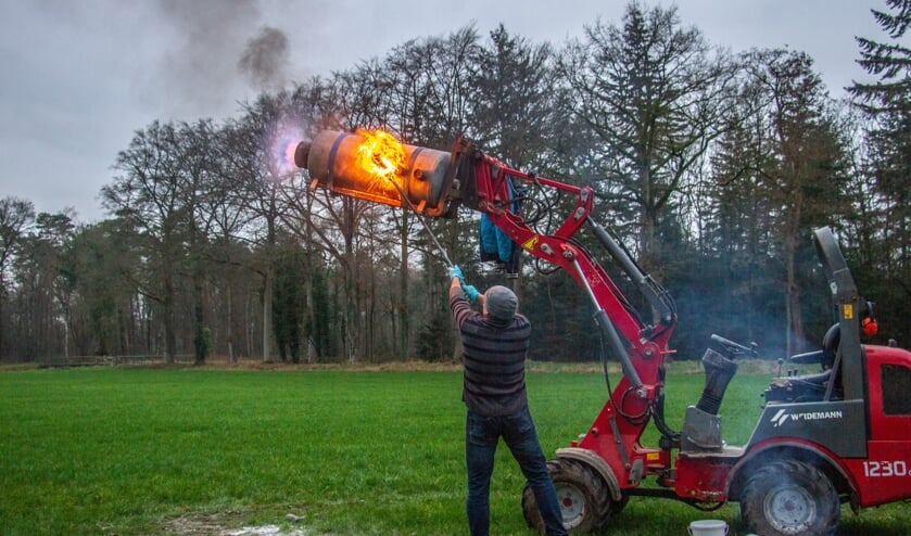 <p>Bij Linde wordt door Gerrit minutieus gewerkt aan een goed carbidknal. Foto: Liesbeth Spaansen</p>