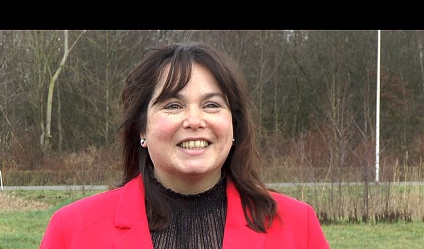 <p>Wethouder Elvira Schepers, met op de achtergrond het toekomstige Park Achterhoek. Foto: RTV Slingeland</p>