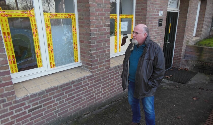 <p>EGZ-pastor Rob de Boer bij de ruiten die daags na het vandalisme wachten op veiligheidsglas. Foto: Eric Klop </p>