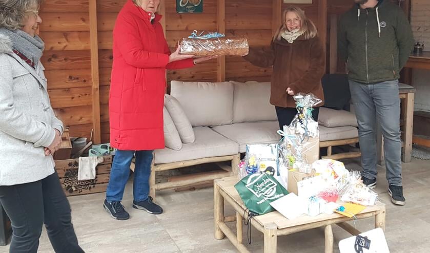<p>De vertegenwoordigers van de ondernemers overhandigen alle cadeaus. Foto: PR</p>