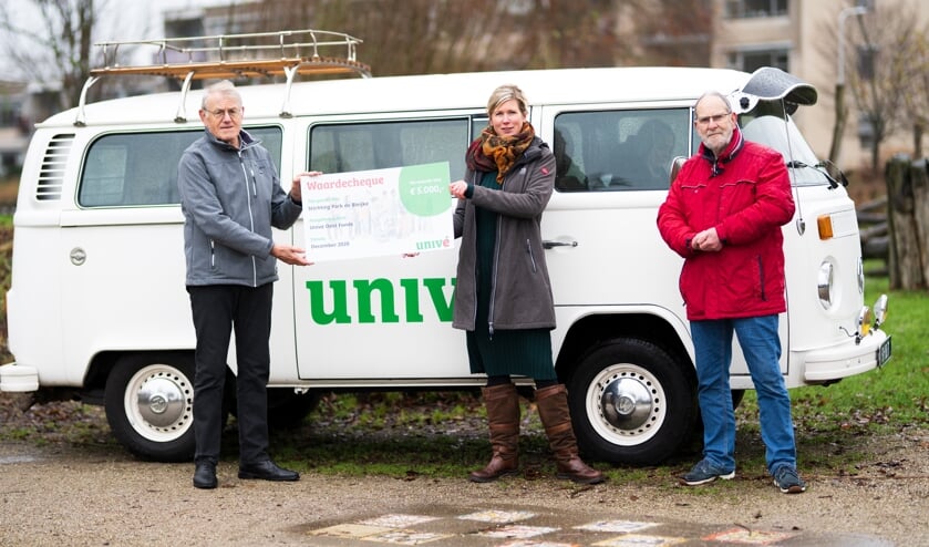 <p>V.l.n.r.: Harry Spekschoor (ledenraad Univé Oost), Mechteld van Doorn-Beemer (secretaris Stichting Park de Bleijke) en Gerard Berenbroek. Foto: Univé Oost</p>