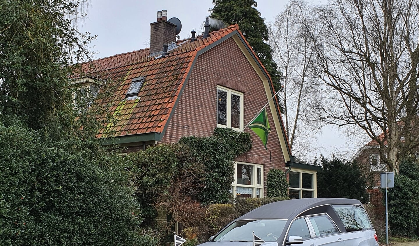 De Achterhoekse vlag hangt halfstok aan het huis van de overleden meester Chris te Winkel. Foto: Alice Rouwhorst