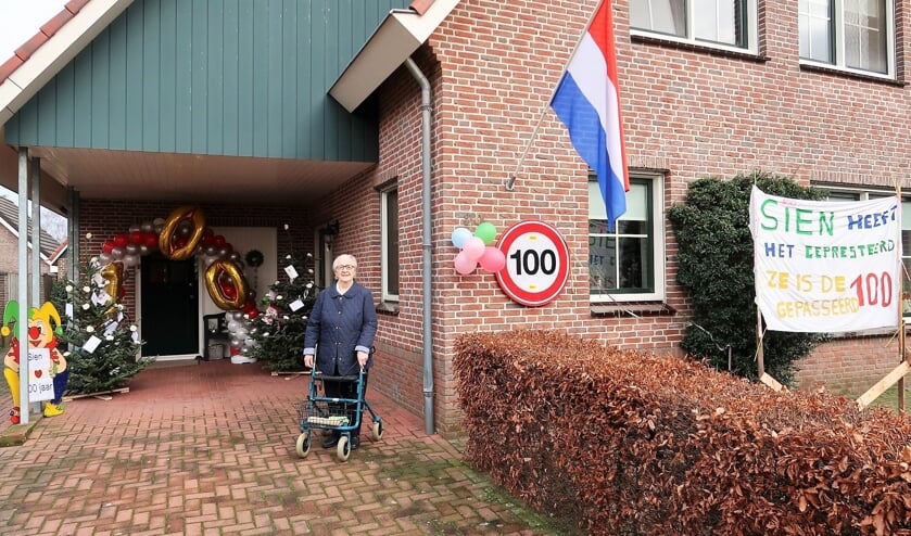 De 100-jarige Sien Blokhuis-Brunninkhuis voor haar woning in Groenlo. Foto: Theo Huijskes