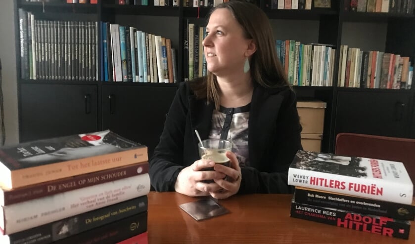 <p>Leonie Holweg voor haar boekenkast. Foto: Barbara Pavinati</p>