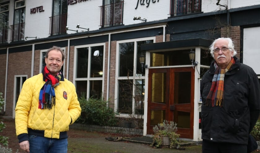 <p>Ron Buurman (l) en Eduard Besselink vinden het mooi dat De Groene Jager nog toekomst heeft. Foto: Arjen Dieperink</p>