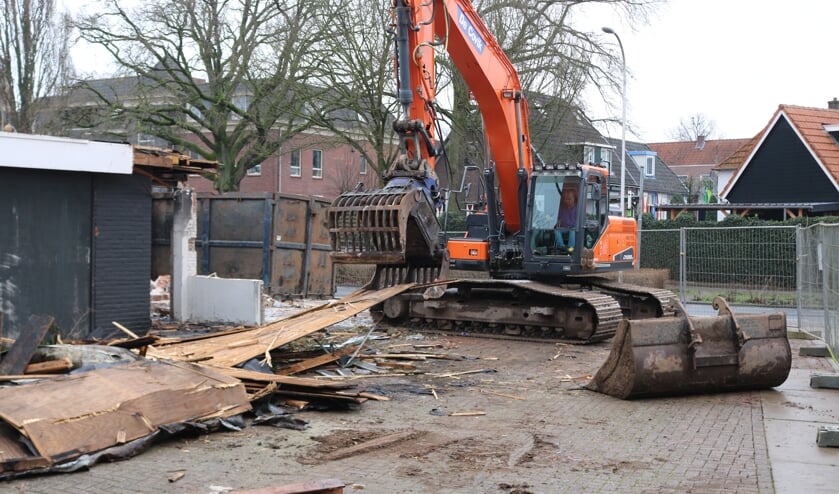 <p>Maandag werd de sloop ter hand genomen. Foto: Arjen Dieperink</p>
