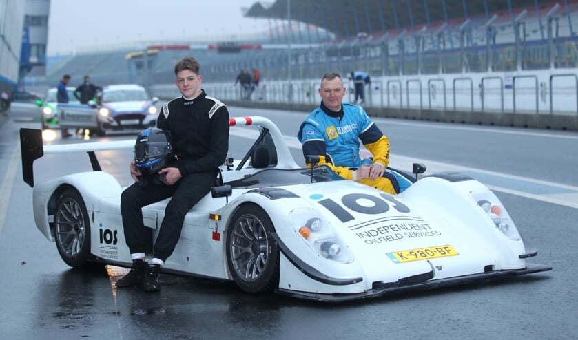 <p>Zo vader zo zoon: Alex van Loenen (rechts) met zoon Bastiaan. Foto: Bas Kaligis/RaceXpress.nl</p>