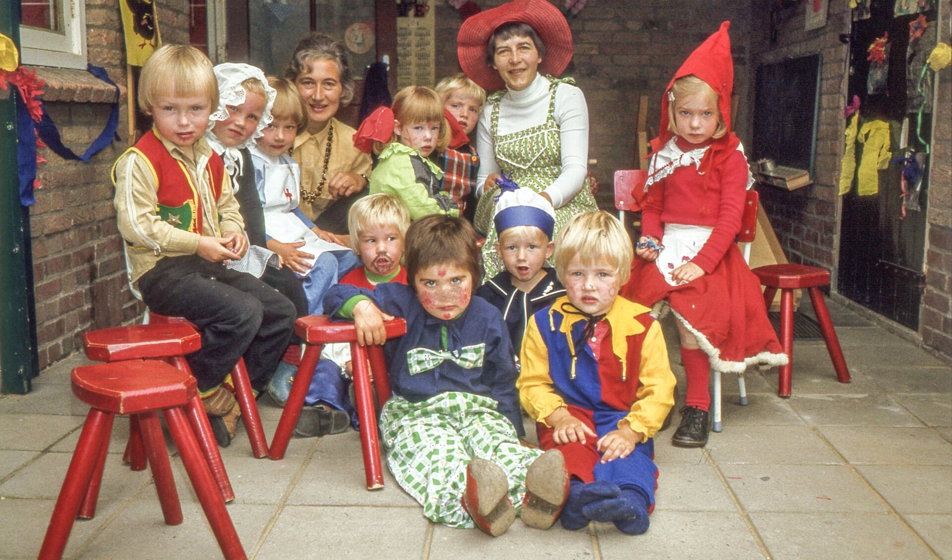 De kinderen van Hummeloord waren geschminkt en verkleed tijdens feesten, ’s zomers, in de grote tuin. Juf Arendsen droeg een rode hoed. Eigen foto