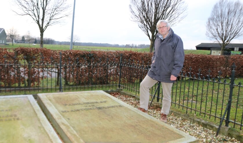<p>Henk Hietbrink bij het graf van Brants waar een metalen deksel de grafkelder afdekt. Foto: Arjen Dieperink</p>