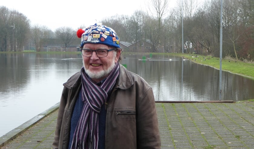 <p>Wicher Soek voor de verlaten ijsbaan in Borculo. Foto: Rob Weeber</p>