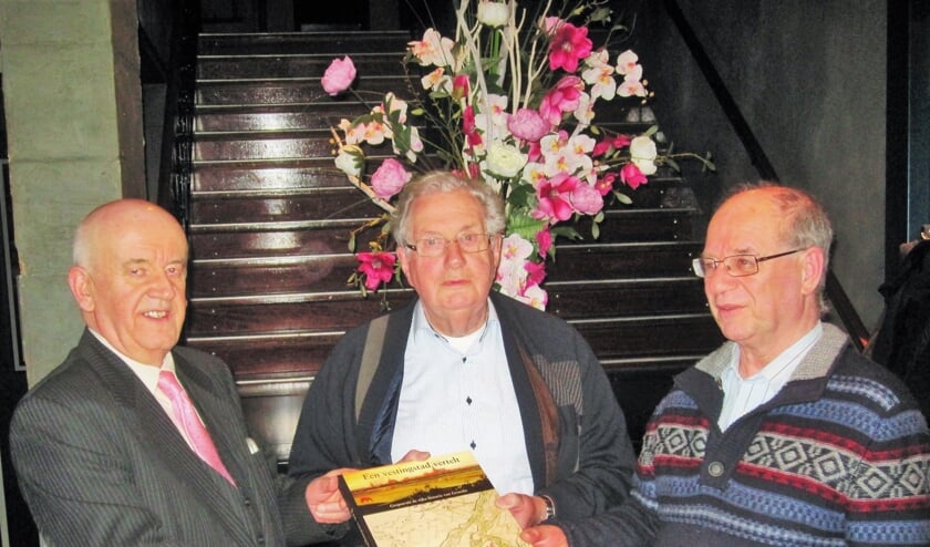 <p>Wijlen Joep van der Pluijm (midden) presenteert zijn boek ‘Een vestingstad vertelt’ bij het 40-jarig bestaan van de OVG in 2016. Foto: Theo Huijskes</p>
