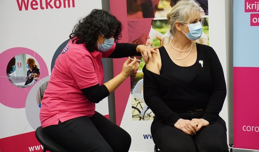 <p>Linda Hiddink, specialist ouderengeneeskunde bij Sensire, krijgt haar eerste coronaprik. Foto: GGD Noord- en Oost-Gelderland </p>